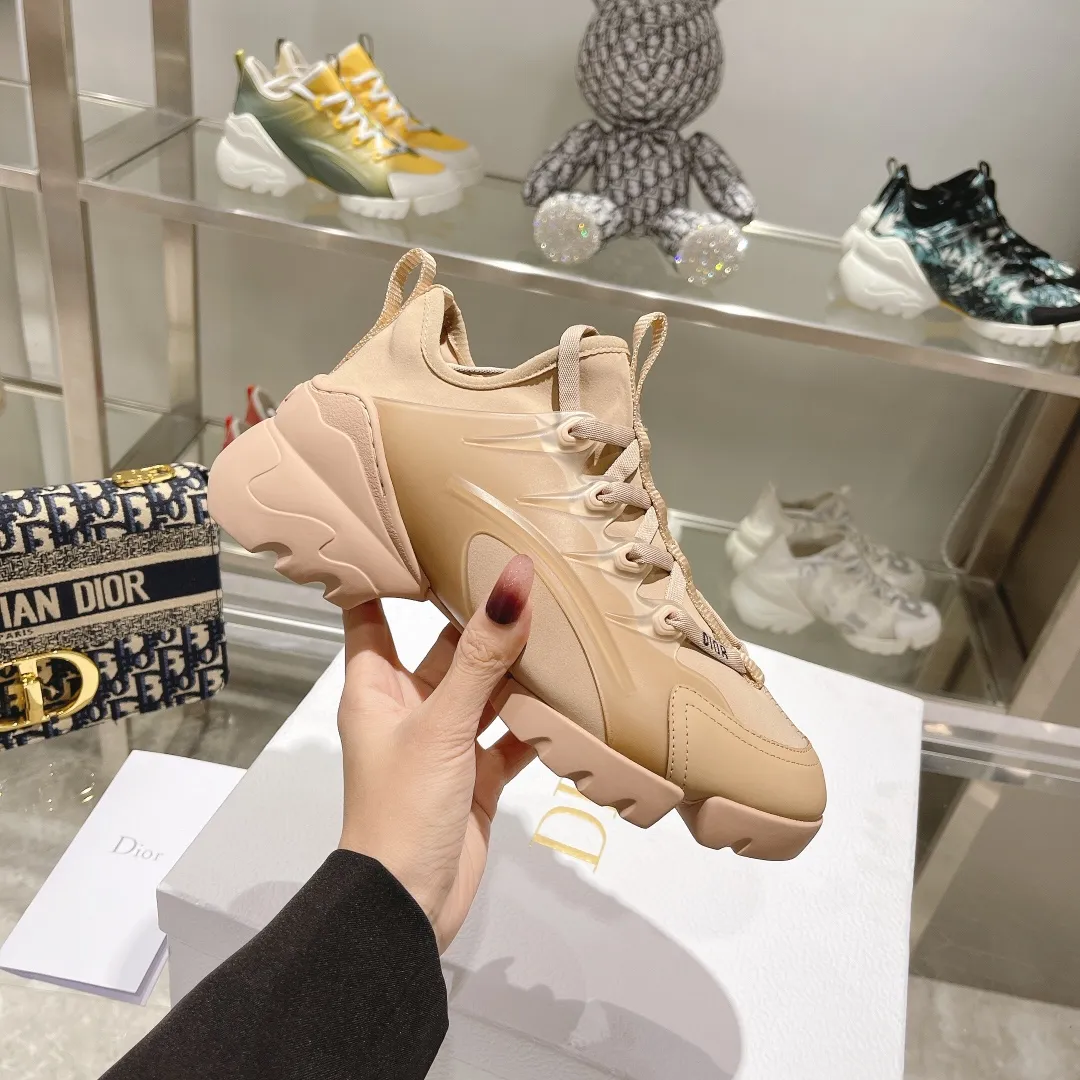 👟👟Ex-factory price 460👟👟 Dior sports dad shoes, your ideal high-end quality customization, a new product created by Crusie “J’ADI*R” at the first major show of Paris Fashion Week‼ ️Molded from the original board, all details are welcome to be appraised and compared 🔥 Upper: Original imported customized Lycra surface with soft silk cowhide Inner: soft, comfortable and breathable Foot pads: cowhide injection molded feet, original molded color matching Logo webbing Original molded 3D film combination Original molded anti-slip combination outsole! Original packaging consistent! Number of yards: 35-41 yards (custom-made sizes 41 are non-refundable)